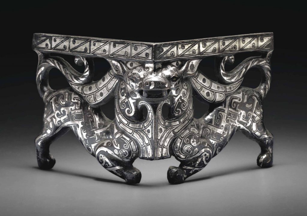 A VERY RARE AND IMPORTANT SILVER-INLAID BRONZE CORNER MOUNT WARRING STATES PERIOD, 4TH-3RD CENTURY BC