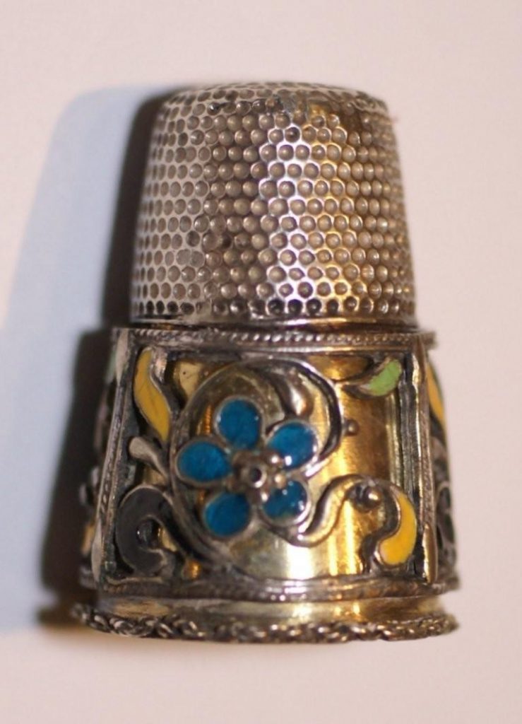 Silver thimble with silver-gilt lining which is mounted with enamelled filigree